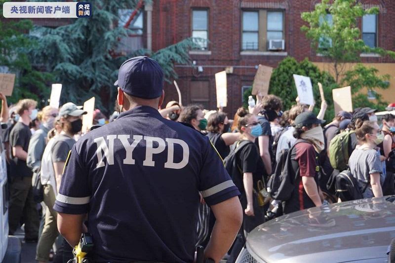 央视纽约市抗议警察暴力执法进入第三日 再有示威者被捕