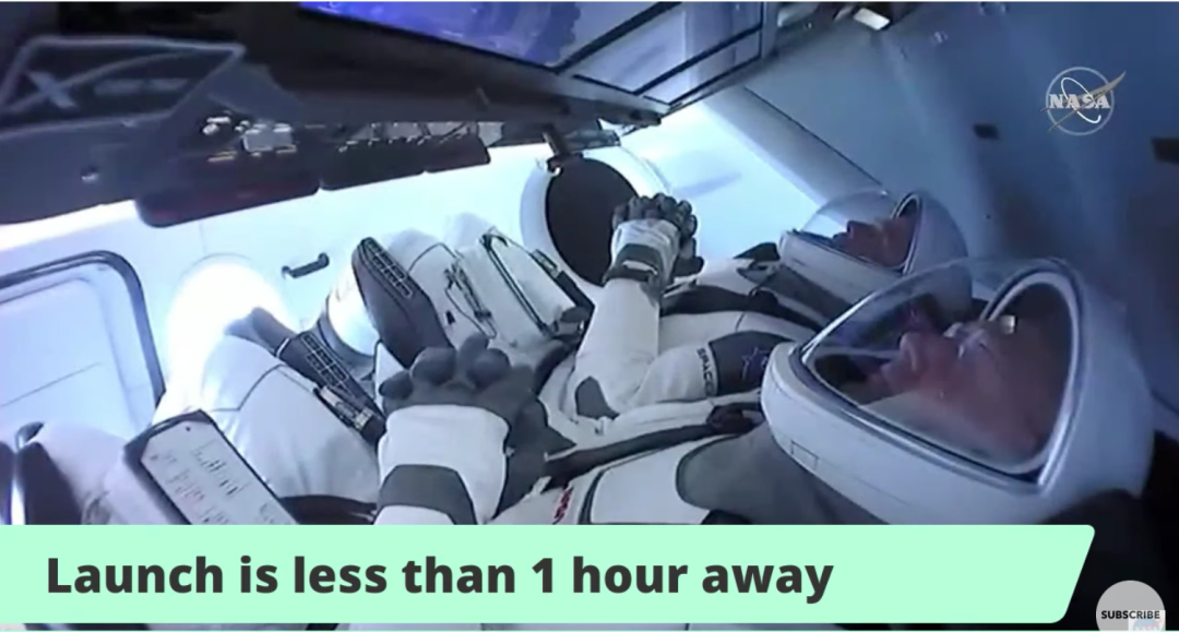 火箭发射前两位宇航员鲍勃·贝肯和道格·赫利在龙飞船舱内。（图片来源：NASA视频直播截屏）