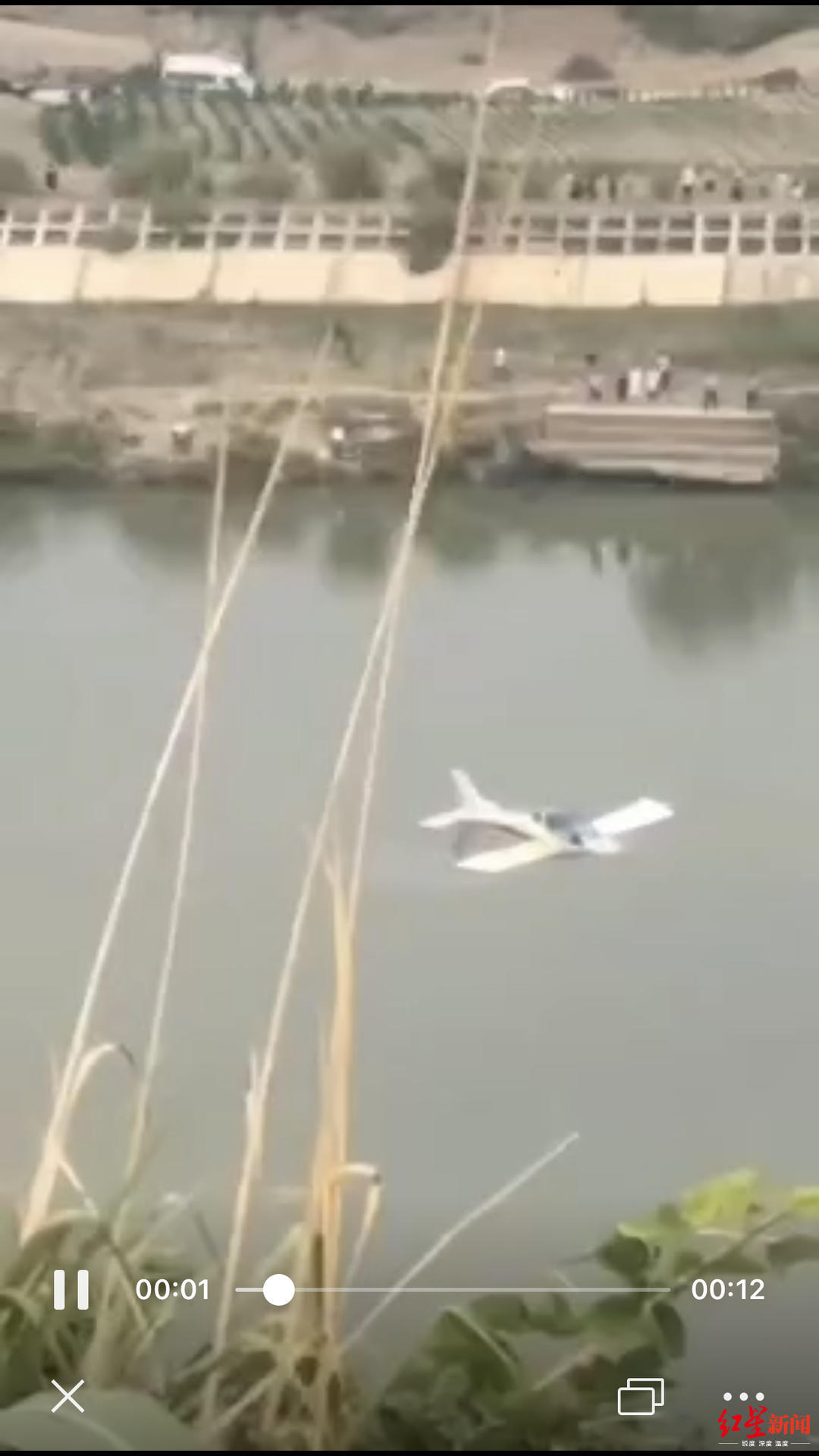 ↑小型白色飞机坠河 视频截图