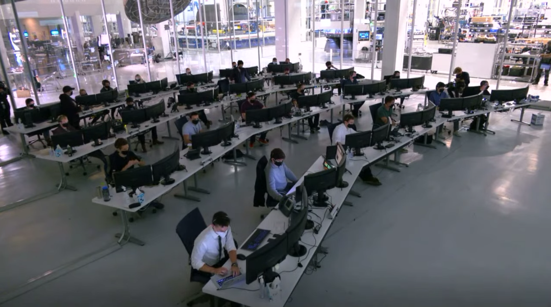 美国恢复载人火箭发射，美国宇航员九年来首次从美国本土升空执行太空任务。图为佛罗里达州卡纳维拉尔角的肯尼迪航天中心指挥大厅。（图片来源：NASA视频直播截屏）