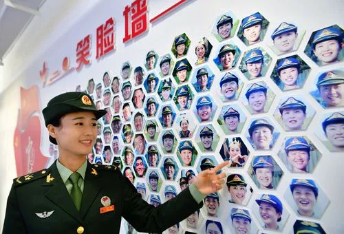 2017年5月8日,武警战士在训练场上摆出笑脸表情.