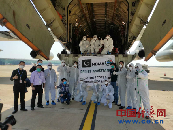 巴基斯坦驻华使馆教育专员穆哈穆德-苏莱曼-马苏德（左二）在湖北抗疫