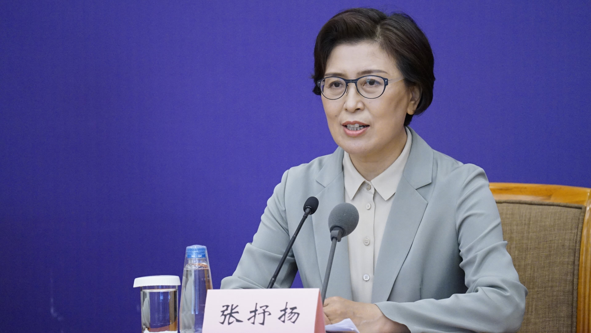 打开医院给前线每人准备的大箱子时每个队员都热泪盈眶