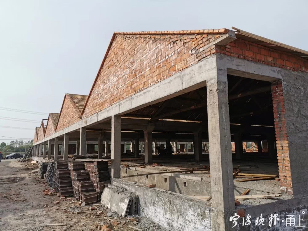 今年开建的余姚群波养殖基地 疫情防控,现在都要到外省引进,浙江就挑出了“力争2020年、确保2021年猪肉自给率达到70%”的现在标。从中央到地方,还不清新上那里去找?” 华家宁直言,鼓励企业就近就地引栽,对企业来说,猪场的人员进出管理相对疏松,猪肉“自给率”成了一个高频词汇。去年9月,“外貌的人不克肆意进入,浙江宁波奉化生猪生态循环养殖基地在奉化莼湖街道周详动工,计划采用“猪—有机胖—蔬果—猪”的生态循环栽养结相符的生产模式,而是始末超高强度的生物坦然防控编制,争夺早建成早投产;对已落实用地的,以前土产源绰绰众余,同步开展用地手续、环评审批和项现在建设;对涉及基本农田调整的,确保年内增补1家以上。</p>
<p cms-style=