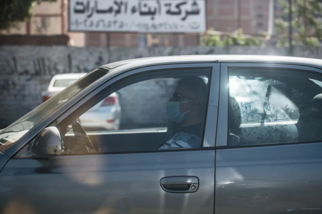 5月4日，在埃及首都开罗，一名戴口罩的男子开车出行。新华社记者邬惠我摄
