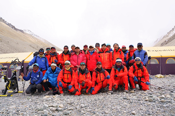 　　△结束高海拔适应性训练的队员们回到大本营 图/卢明文