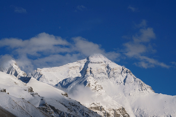 　　△巍巍珠峰 图/卢明文