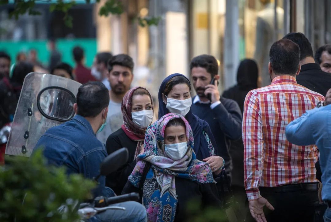 4月29日，在伊朗德黑兰，人们戴口罩出行。新华社发（艾哈迈德·哈拉比萨斯摄）