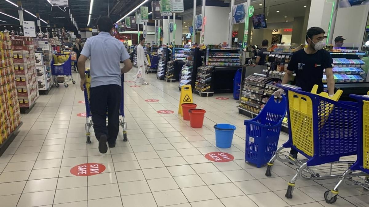 央视为加强疫情防控 阿联酋禁止儿童和老人进出商业场所