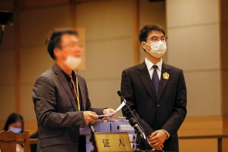 民事案件证人出庭需当庭宣誓 脱稿作证 法庭上为何要强调 誓言的力量 新浪新闻