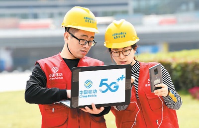 近日，中国移动通信铜陵分公司加快5G基站设备安装调试，扩大5G网络覆盖。图为4月27日，工作人员在安徽铜陵火车站测试5G网络信号。 过仕宁摄（人民视觉）