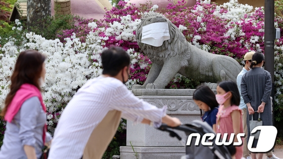 为宣传防疫知识，首尔一公园石狮子被戴上口罩。（news 1）