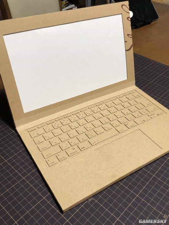 妈妈用纸箱为4岁女儿做笔记本电脑走红 这么好骗吗?