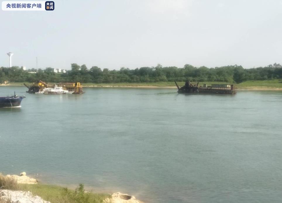 央视广西一货船触礁沉没 3人被救起2人仍失踪 搜救进行中