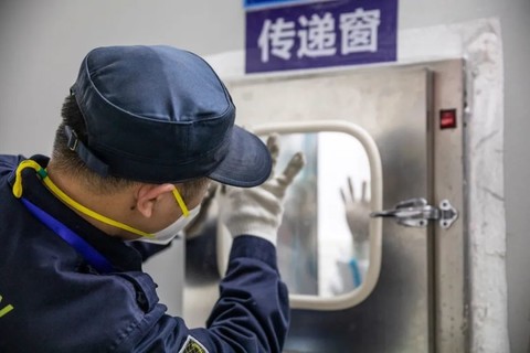 疫情防控期间,哈尔滨市公共交通停运,2月7日值班的安全员魏琢玉因