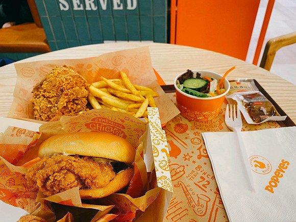 Popeyes招牌酪乳风味鸡腿排汉堡、带骨鸡。(图片来源:刘雨静)