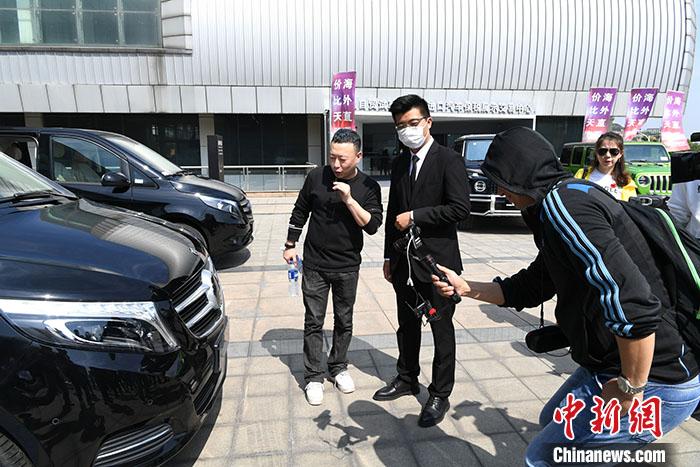 图为4月30日，福州，汽车经销商通过网上直播售车。 中新社记者 王东明 摄