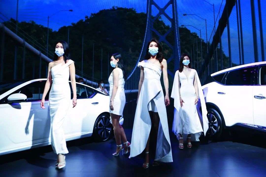  5月2日，在湖南國(guó)際會(huì)展中心舉辦的汽車展覽會(huì)上，一些車模戴著口罩參加活動(dòng)。圖/人民視覺(jué)