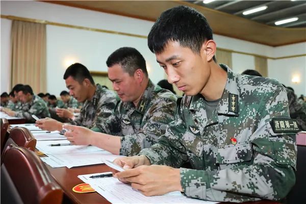 少校中校上校13个校官打擂台