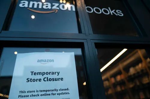 5月7日，在美国首都华盛顿，一家亚马逊书店因新冠疫情暂时关闭。新华社记者 刘杰 摄