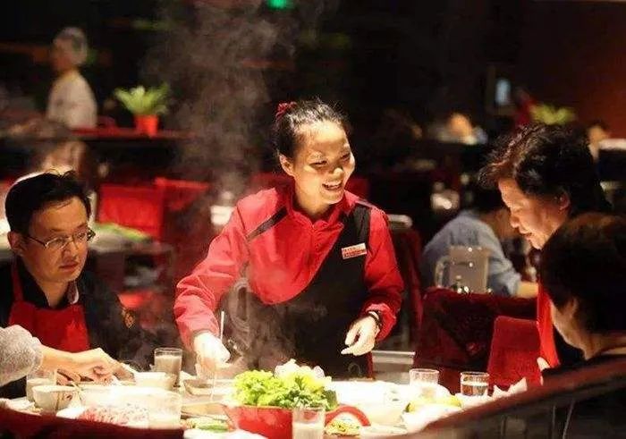 海底捞的骗局年赚265亿靠的不是服务