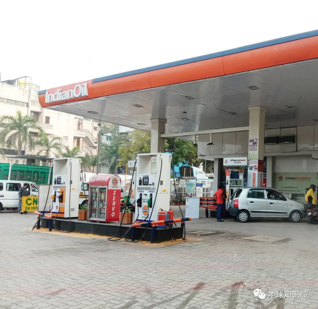 连门都出不了啦3月份还在排队加油的印度人结果就是,印度的加油站牌价