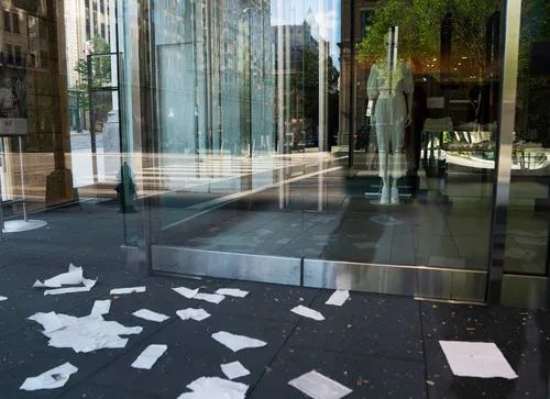 5月7日，在美国首都华盛顿，一家时装店因新冠疫情暂时关闭。新华社记者 刘杰 摄