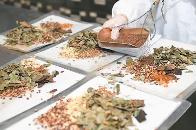 江西省樟树市中医院药师在配置中药颗粒。周 亮摄（人民视觉）