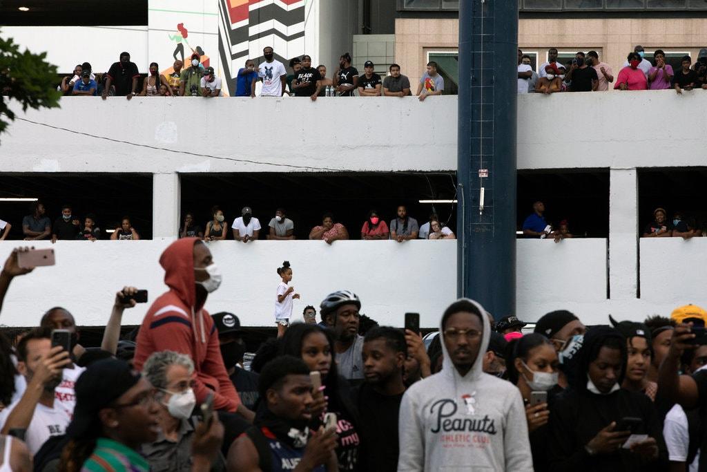 美黑人之死示威恐引发恶性循环点燃新的病毒传播链