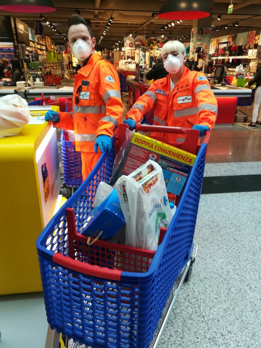 米兰白十字会队员在疫情期间帮助不便出行市民购买生活用品。