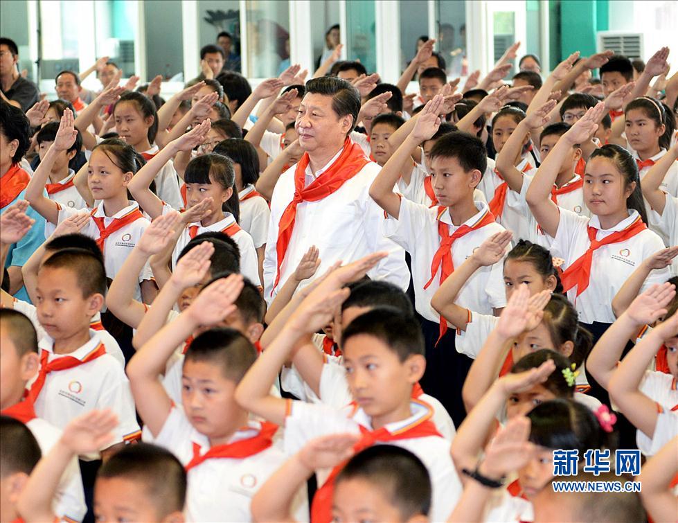 2014年5月30日上午，习近平来到北京市海淀区民族小学，参加庆祝“六一”国际儿童节活动。 新华社记者李涛摄