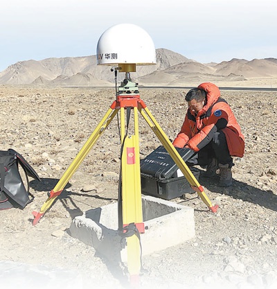 测绘队员用国产华测GNSS接收机在西藏定日县周边开展测量。

　　王万春摄（人民视觉）