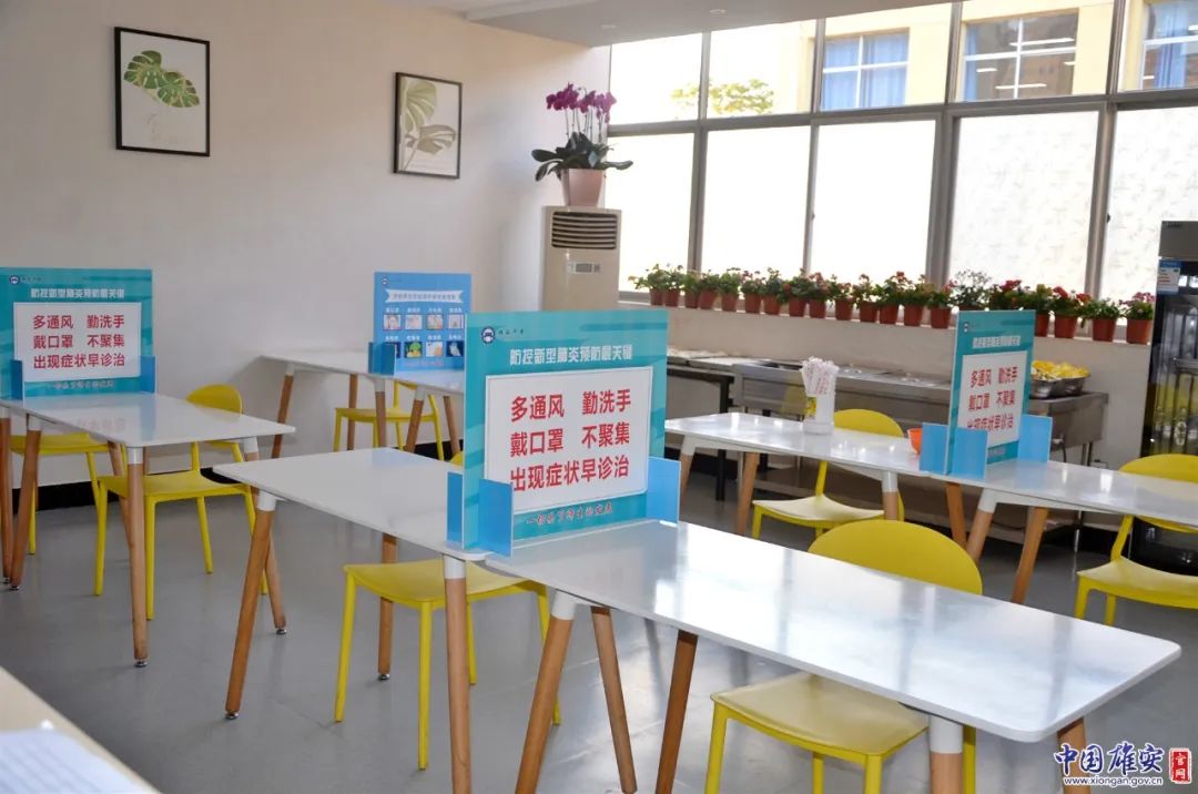 雄县中学在教室课桌上放置温馨提示牌.中国雄安官网发