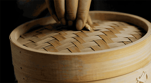 ▲ 热气腾腾的长粽。