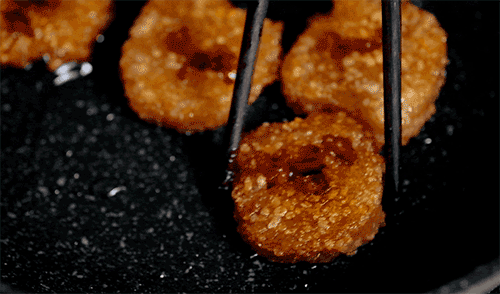 ▲ 油煎，是腊味粽的另一种吃法。