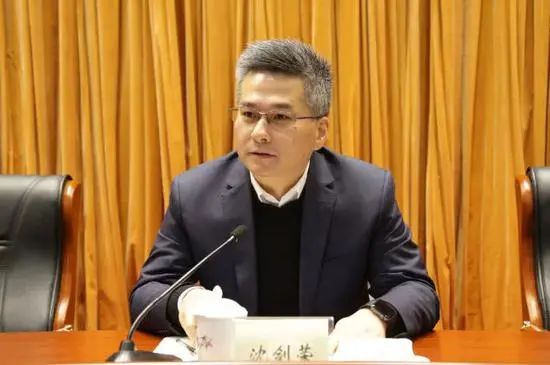 年,曾任南京市鼓楼区副区长,江宁区委常委,常务副区长,高淳区委副书记