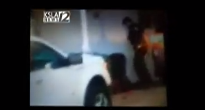  警方将男子摁在地上殴打。（视频截图）