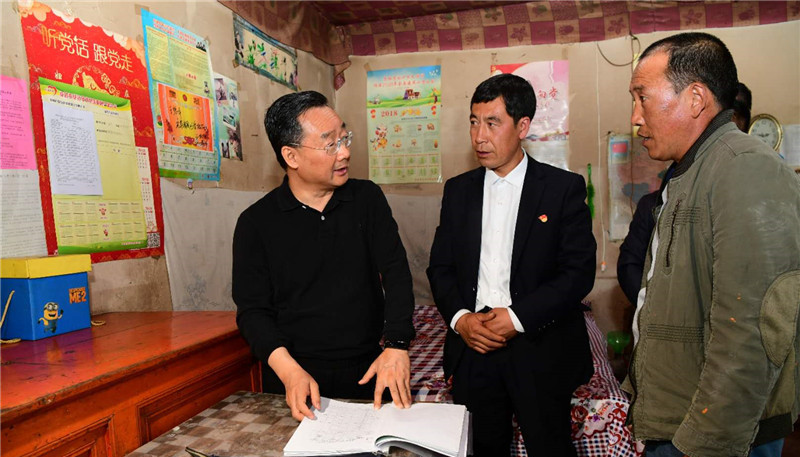 车间,考察了生产经营,带贫增收等工作;随机入户,走进包祥成,王花兰