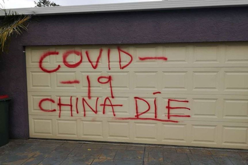 4月底，墨尔本一个华裔家庭连续两天遭到种族歧视攻击，作案者用红漆在其车库大门上涂下“新冠肺炎中国去死”的文字