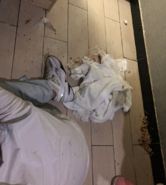 张芸来到宾馆房间,推开门,一股酒味扑面而来,地上还有呕吐物,王静耷拉