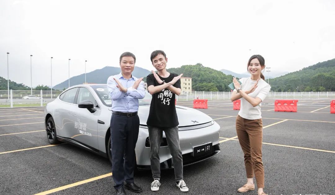"导游"何小鹏开播:来场小鹏汽车肇庆智能工厂一日游