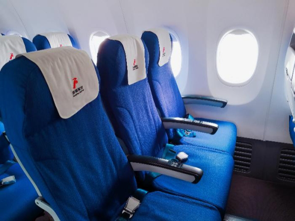 航班可申请免费一人三座体验一下飞机卧铺