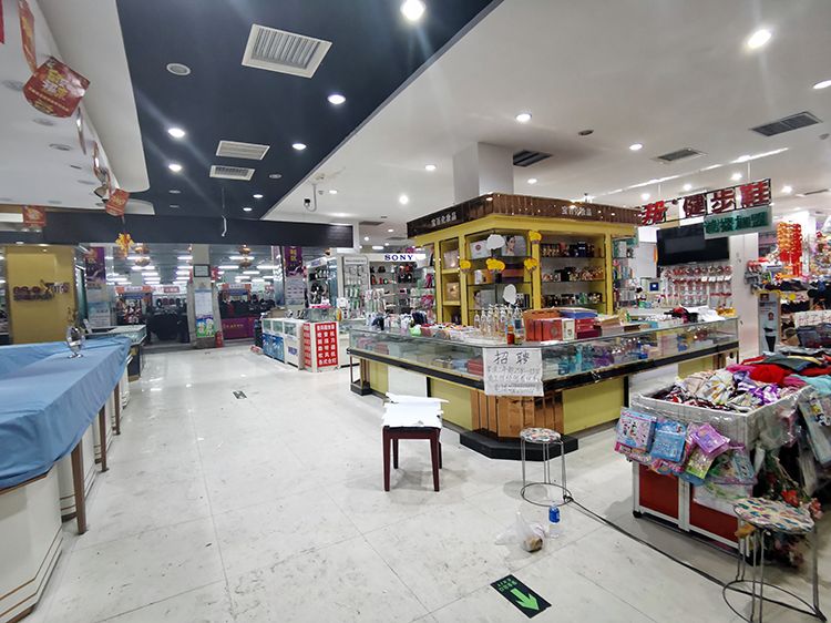 商场内玻璃柜台上明显落了一层灰尘.