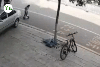 　　图3 山西一名男孩突然摔倒驶向马路中央（图片来自网络）