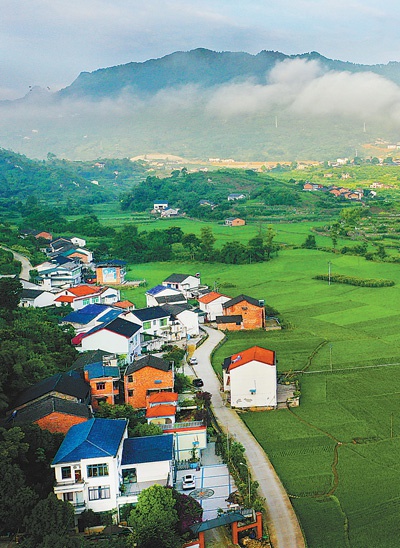 曹永龙摄(人民视觉)5月13日,渔船停泊在福建省连江县苔菉镇北茭村海湾