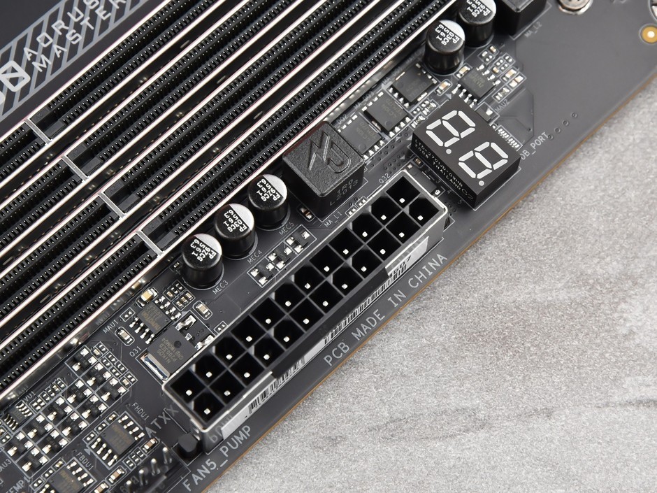 电竞大师技嘉b550aorusmaster图赏