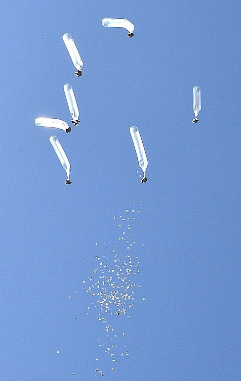 资料图：韩国&ldquo;脱北者&rdquo;用气球撒传单（纽西斯通讯社）