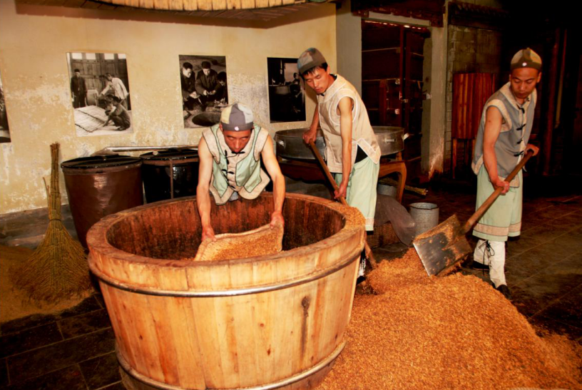 在精进中代代传承,成就了今天中国最具代表性的酿酒工艺,不可谓不神奇