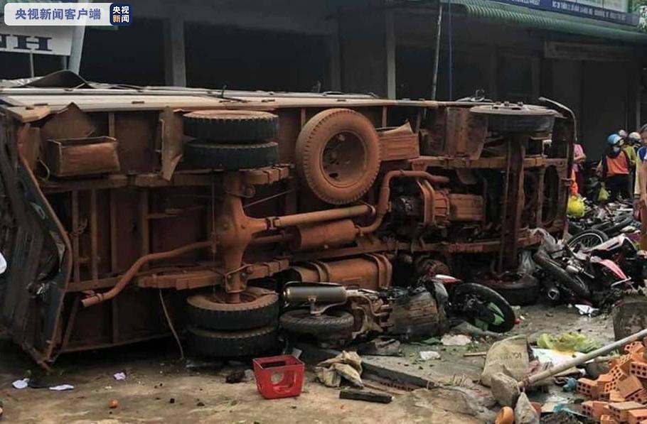 央视越南一卡车爆胎引发严重交通事故 已致五人死亡