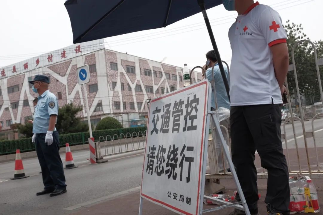 北京新发地汉龙货运中心均已封闭,周边道路实行了交通管制